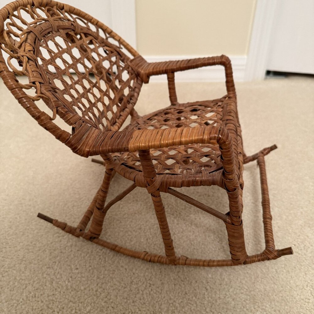 Rattan rocker for dolls playtime fun - Picture 4 of 5